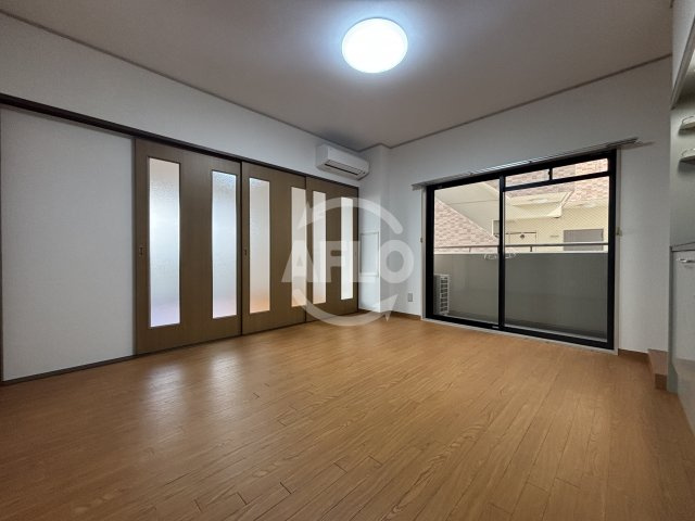 アルプス西梅田　大淀小学校区の居間・リビング|アルプス西梅田　出窓