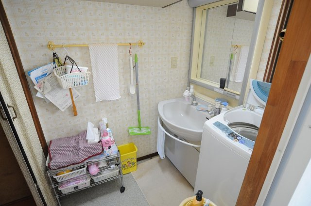 若里4丁目　中古住宅の独立洗面台