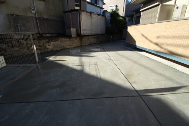 クレールコート井土ヶ谷の駐車場