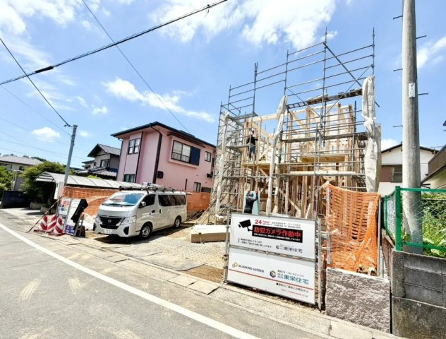 【外観】 | 三島市徳倉5丁目 新築一戸建て | 現在建築中の外観画像です。ご内覧は同じメーカーの完成物件へご案内いたしますので、いつでもご相談ください！