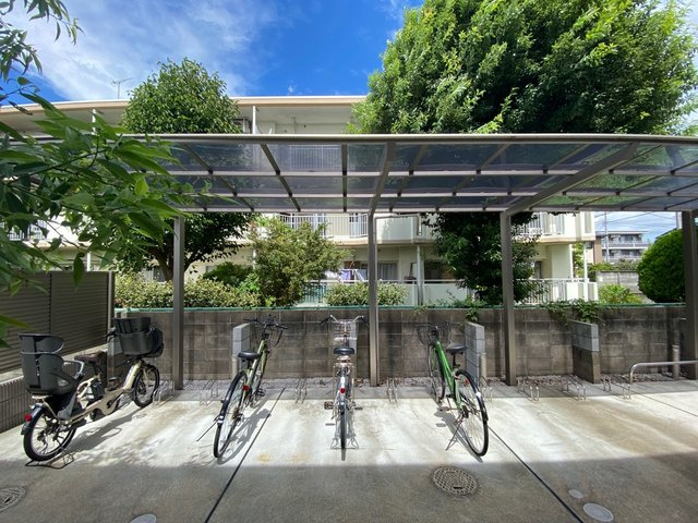ヘーベルメゾン国立西のその他共用部分|屋根付き駐輪場