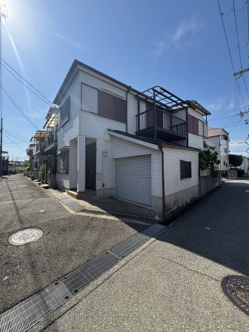 【前面道路含む現地写真】 | 善法寺町売土地 | 建物解体後、更地にてお引渡しいたします。角地に位置し、有効土地面積は75.19㎡です。お好きな工務店・ハウスメーカーで建築可能です。現地見学もお気軽にお問い合わせください。