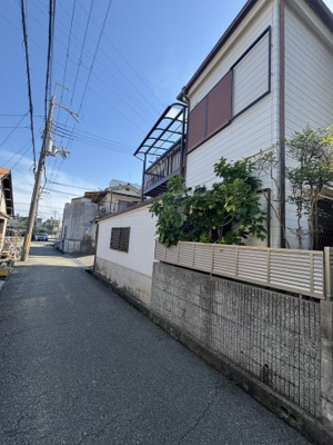 【前面道路含む現地写真】 | 善法寺町売土地 | 東側・南側道路に面した角地です。建物解体後、更地にてお引渡しいたします。お好きな工務店・ハウスメーカーで建築可能です。