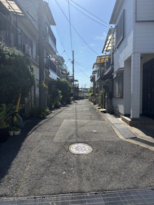 【前面道路含む現地写真】 | 善法寺町売土地 | 南側・東側道路に面した角地です。建物解体後、更地にてお引渡しいたします。お好きな工務店・ハウスメーカーで建築可能です。
