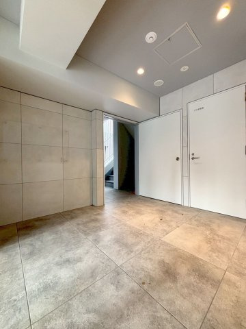 「防音マンション」Konomi　三十三番館のロビー|共用部とは思えないほどスタイリッシュです