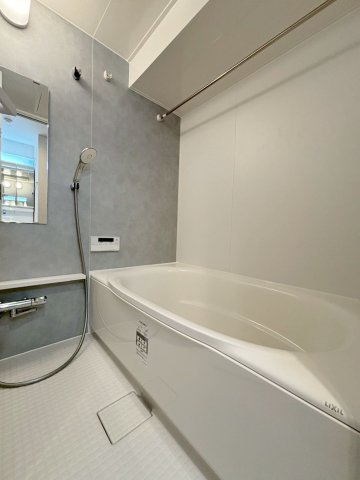 「防音マンション」Konomi　三十三番館の浴室|上質なアクセントウォールが彩るモダンデザインの浴室