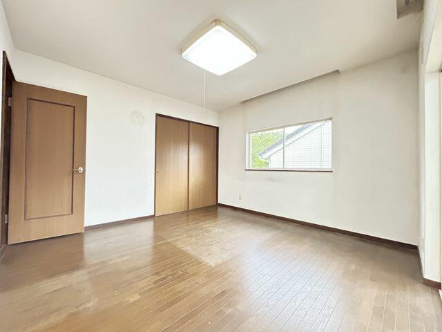 宇都宮市中岡本町　4ＬＤＫ　中古住宅の洋室