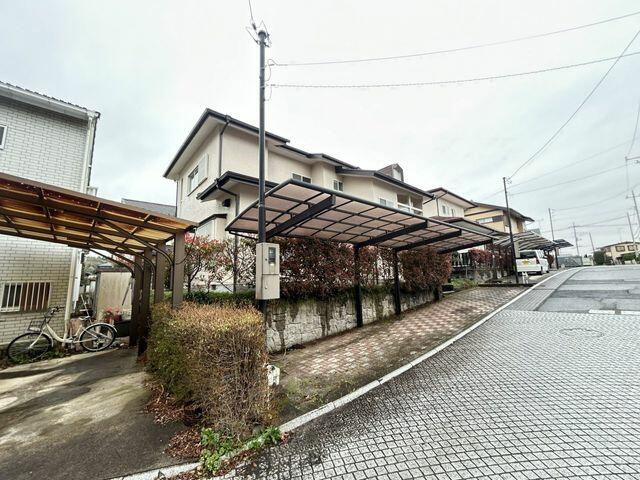 宇都宮市中岡本町　4ＬＤＫ　中古住宅の前面道路含む現地写真