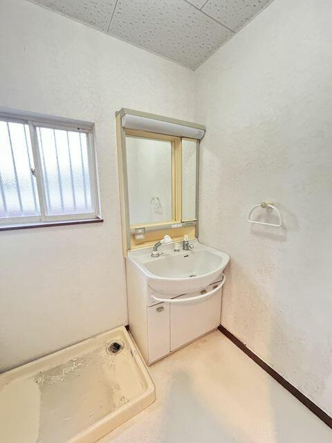 宇都宮市中岡本町　4ＬＤＫ　中古住宅の独立洗面台