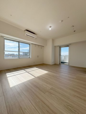 「防音マンション」Konomi　三十三番館の居間・リビング|見せる収納”が映える、機能美あふれるリビング