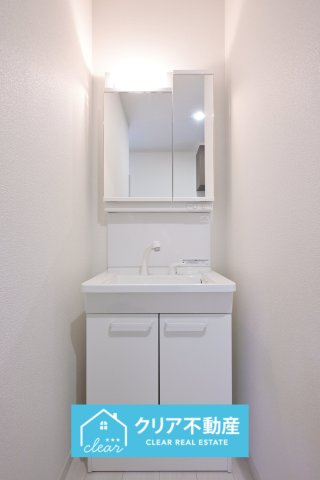 【独立洗面台】 | 桐生市広沢町4丁目　アイダ設計 | 3面ミラーの後ろは収納スペースを完備。生活感のあるものは隠して、スッキリシンプルな洗面台に！