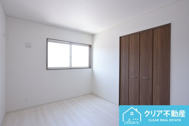 【洋室】 | 桐生市広沢町4丁目　アイダ設計 | 大きな収納が嬉しい居室です♪