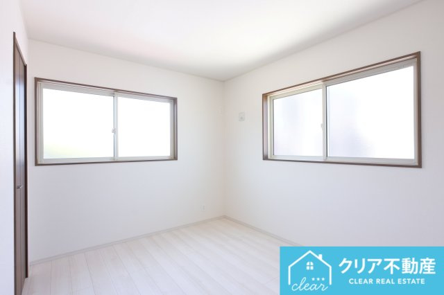 【洋室】 | 桐生市広沢町4丁目　アイダ設計 | 二面採光で明るい居室です♪