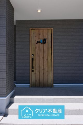 【玄関】 | 桐生市広沢町4丁目　アイダ設計 | お洒落なドアが特徴的な玄関です♪