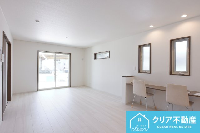 【居間・リビング】 | 桐生市広沢町4丁目　アイダ設計 | 大きな窓の明るいLDK♪小窓側はお子様の作業スペースにも適しています♪