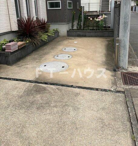 高塚新田戸建の駐車場