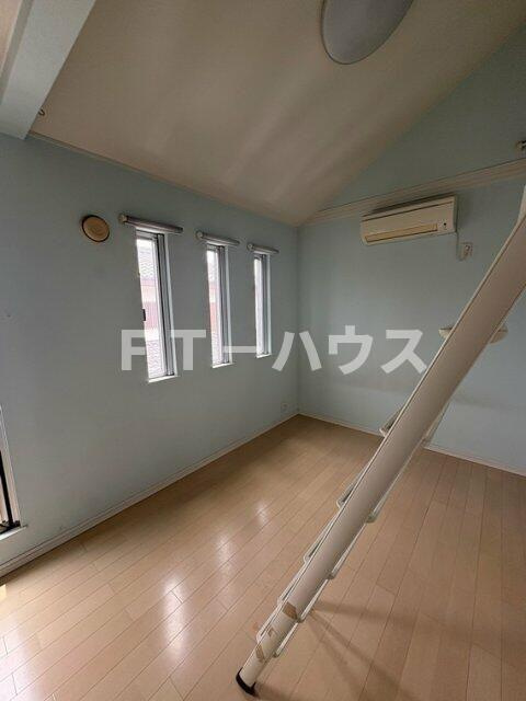 高塚新田戸建の居間・リビング