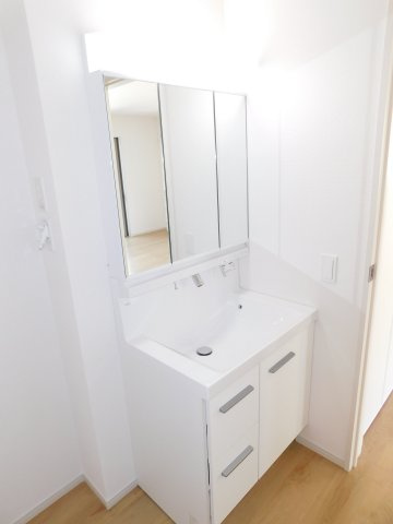 北名古屋市能田蓮池の新築一戸建の独立洗面台|◇洗面脱衣室◇　　三面鏡シャンプードレッサー♪　