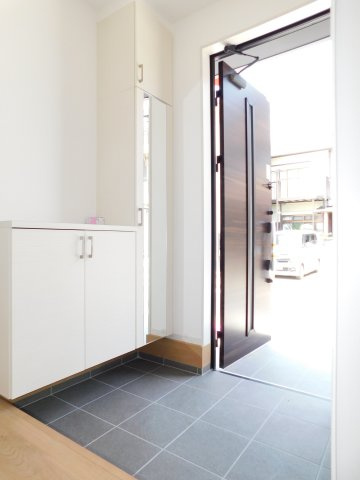 北名古屋市能田蓮池の新築一戸建の玄関|◇玄関収納◇　　家族の履物がしっかり収納できるミラー付き玄関収納♪　