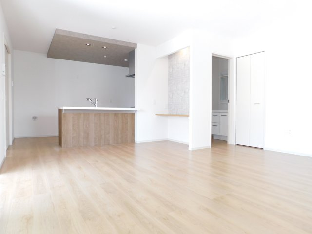 北名古屋市能田蓮池の新築一戸建の居間・リビング|◇リビング◇　　明るいリビング１８．０帖　折下天井のオシャレなフラットキッチン♪