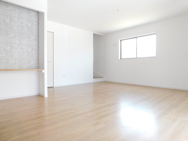 北名古屋市能田蓮池の新築一戸建の居間・リビング|◇リビング◇　　明るいリビング１８．０帖　カンター＋収納完備！　人気のリビング階段♪