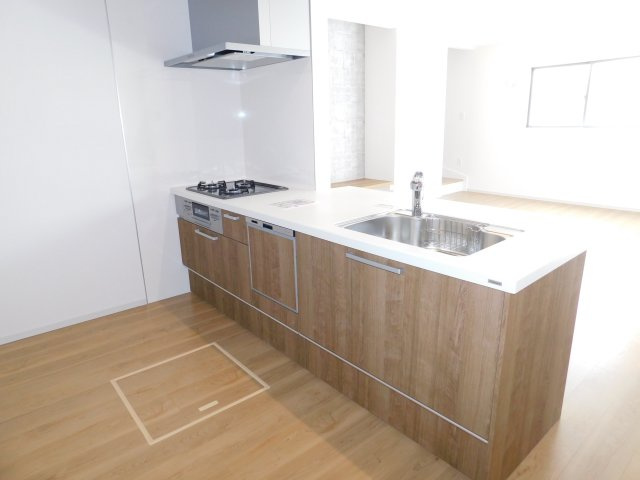 北名古屋市能田蓮池の新築一戸建のキッチン|◇キッチン◇　　人気の対面式・人造大理石フラットキッチン・食洗機・浄水器一体型水栓・静音仕様シンク・薄型換気扇・Ｓｉセンサーコンロ（３口）・床下収納庫完備