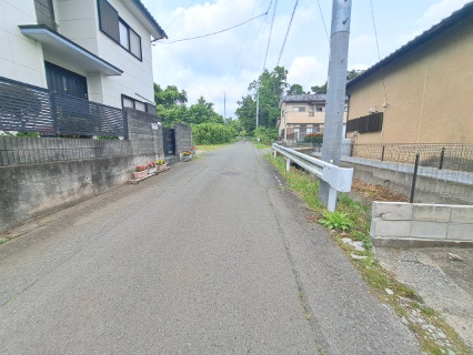 前橋市富士見町小暮 中古住宅の前面道路含む現地写真
