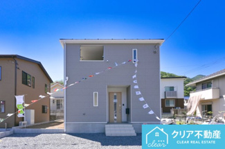 【外観】 | スッキリクリアな青空に映えるエクステリア！
日当たり良好な立地です♪