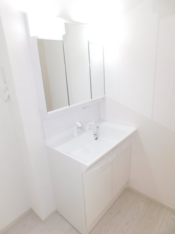 北名古屋市鹿田南蒲屋敷の新築一戸建の独立洗面台|◇洗面脱衣室◇　　三面鏡シャンプードレッサー♪　