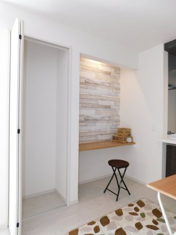 北名古屋市鹿田南蒲屋敷の新築一戸建の居間・リビング|◇カウンター＋収納◇　　お子様の勉強スペースやワークスペースなど多用途に利用できるスタディカウンター♪　リビングの荷物が片付く収納完備！