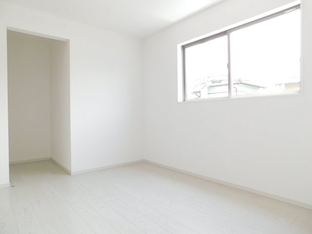 北名古屋市鹿田南蒲屋敷の新築一戸建の洋室|◇洋室◇　　明るい洋室６.０帖　ウォークインクローゼット完備！