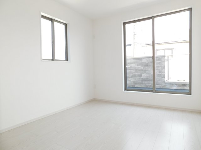 北名古屋市鹿田南蒲屋敷の新築一戸建の洋室|◇洋室◇　　明るい洋室５.５帖　収納完備！　バルコニー利用可♪