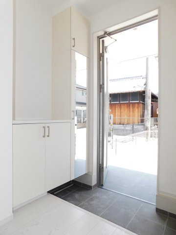北名古屋市鹿田南蒲屋敷の新築一戸建の玄関|◇玄関収納◇　　家族の履物がしっかり収納できる玄関収納♪　