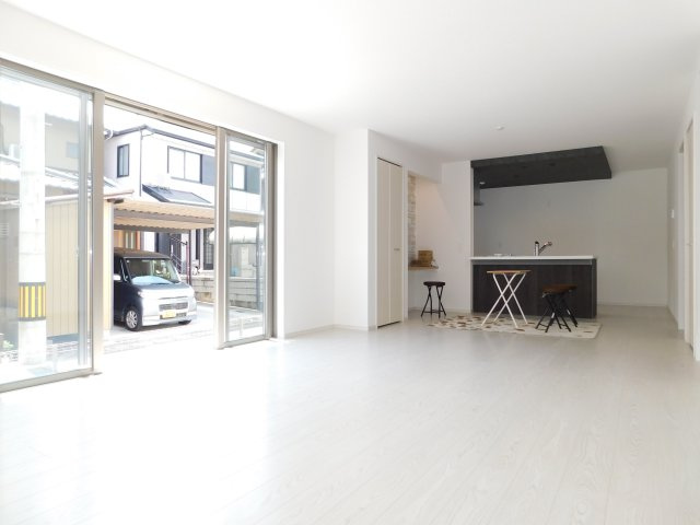 北名古屋市鹿田南蒲屋敷の新築一戸建の居間・リビング|◇リビング◇　　南面で明るく広いリビング２０．０帖　カウンター＋収納付き♪