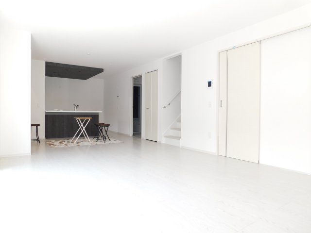 北名古屋市鹿田南蒲屋敷の新築一戸建の居間・リビング|◇リビング◇　　南面で明るく広いリビング２０．０帖　家族のコミュニケーションの機会が増えるリビング階段♪