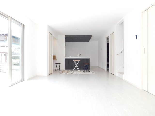北名古屋市鹿田南蒲屋敷の新築一戸建の居間・リビング|◇リビング◇　　南面で明るく広いリビング２０．０帖　インテリアの映えるワイドリビング！