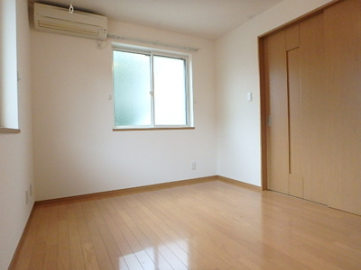 【洋室5.7帖】　光も風も採り込む２面採光のお部屋★