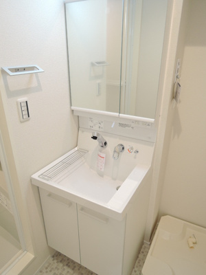 ★朝の準備に大助かりのシャワー付き洗面化粧台★