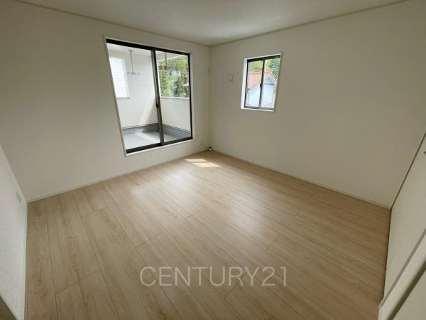 CRADLE GARDEN高崎市吉井町吉井川２号棟の寝室|２面採光の明るい洋室です。