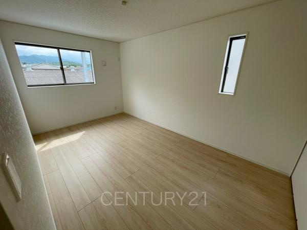 CRADLE GARDEN高崎市吉井町吉井川２号棟の洋室|２面採光の明るい洋室です。