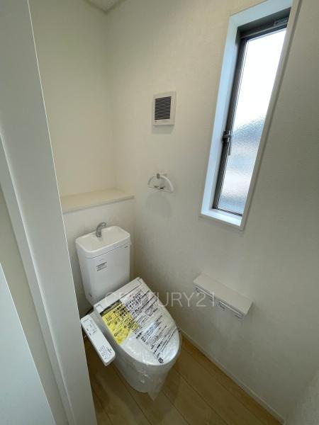 CRADLE GARDEN高崎市吉井町吉井川２号棟のトイレ|２階トイレです。
温水シャワー洗浄機能付き。
手摺り付きです。