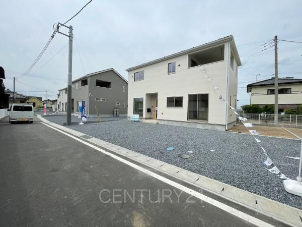 CRADLE GARDEN高崎市吉井町吉井川２号棟の前面道路含む現地写真|並列駐車可能な駐車場スペースです。