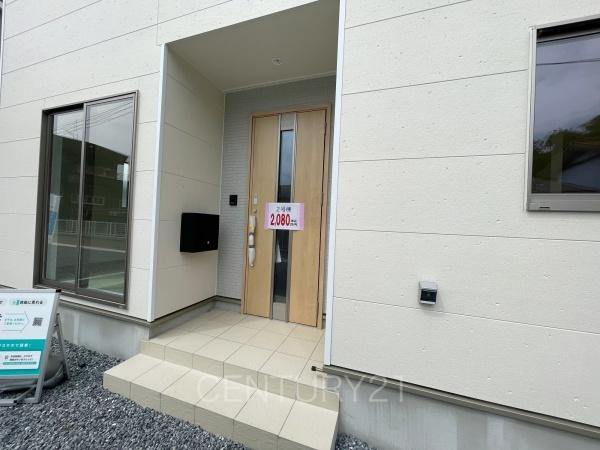 CRADLE GARDEN高崎市吉井町吉井川２号棟の玄関|スマートキー付きの玄関。
鍵を探すことなくドアの開閉が可能です。
郵便物を守る鍵付きポストです。
インターホンは録画機能付きで防犯面に優れます。