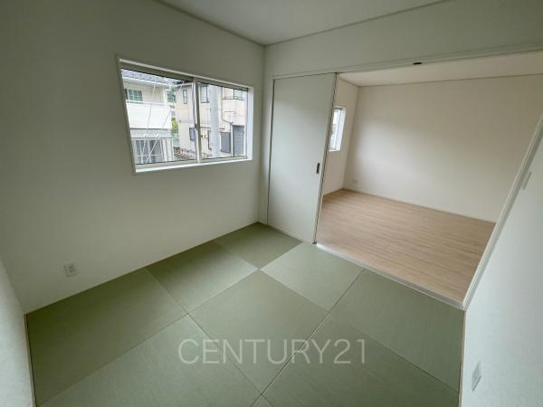 CRADLE GARDEN高崎市吉井町吉井川３号棟の和室|和室はLDKと続き間で開放感があります。
引き戸で仕切れますので状況に合わせた使い方ができます。