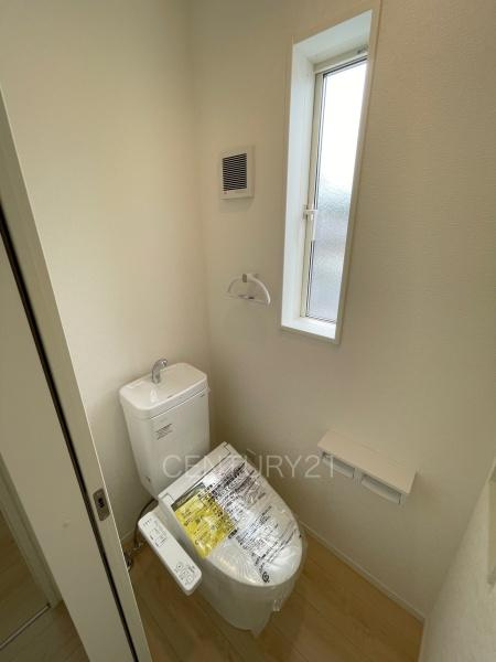 CRADLE GARDEN高崎市吉井町吉井川３号棟のトイレ|２階トイレです。
温水シャワー洗浄機能付きです。