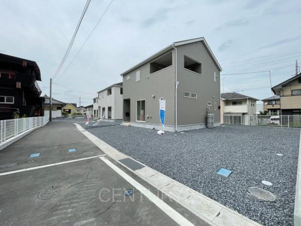 CRADLE GARDEN高崎市吉井町吉井川３号棟の前面道路含む現地写真|並列駐車可能な駐車場スペースです。