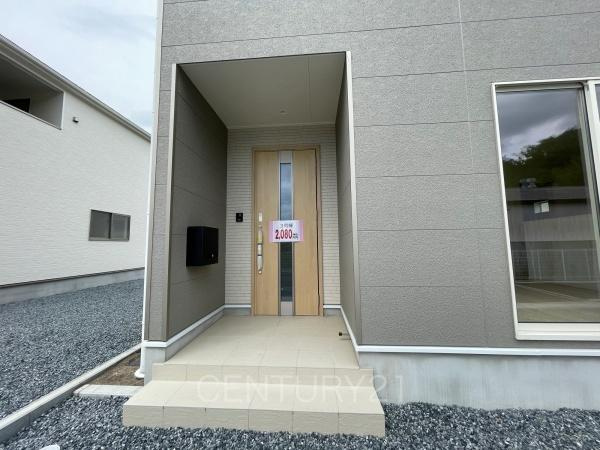 CRADLE GARDEN高崎市吉井町吉井川３号棟の玄関|スマートキー付きの玄関。
鍵を探すことなくドアの開閉が可能です。
郵便物を守る鍵付きポストです。
インターホンは録画機能付きで防犯面に優れます。