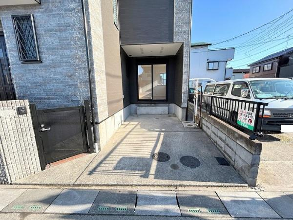 【駐車場】 | 草加市青柳6丁目戸建 | 車庫入れもしやすいスペースがございます♪