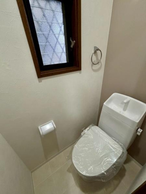 【トイレ】 | 草加市青柳6丁目戸建 | 窓が付いていて明るく換気もしやすいトイレになっております♪

