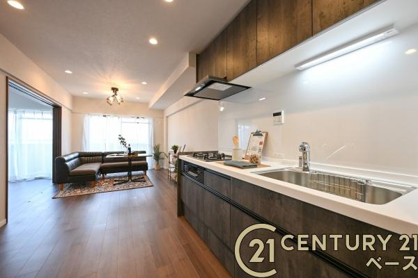 朝日プラザシティ南大和イーストウイングＤ棟のキッチン|■現地撮影写真■収納力と使いやすさを追求したシステムキッチンです！